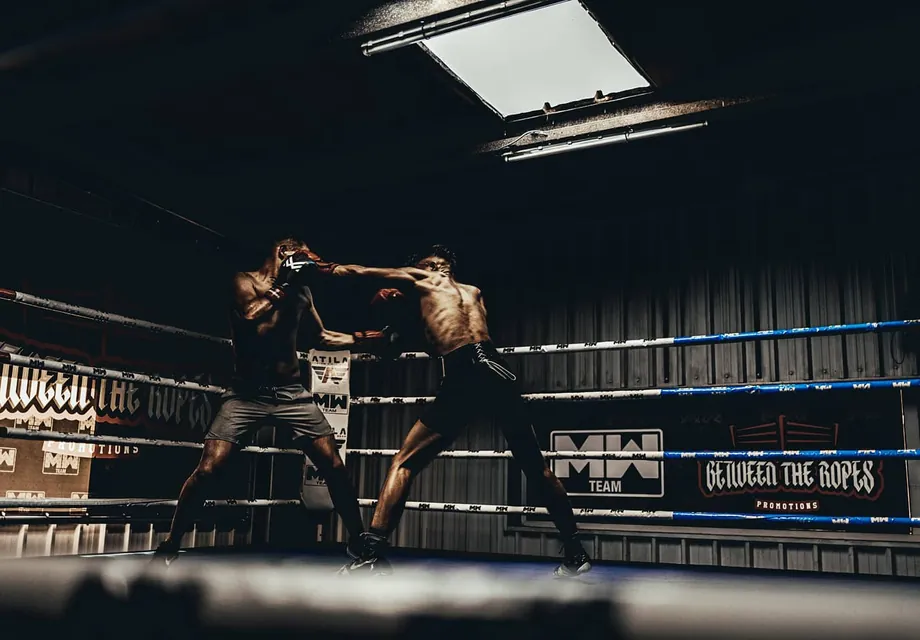 Twee kickboksers sparren in de ring van MW Team