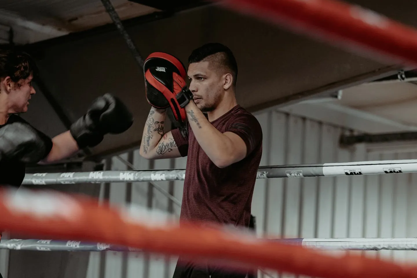 Melvin Wassing houdt de pads vast in de ring